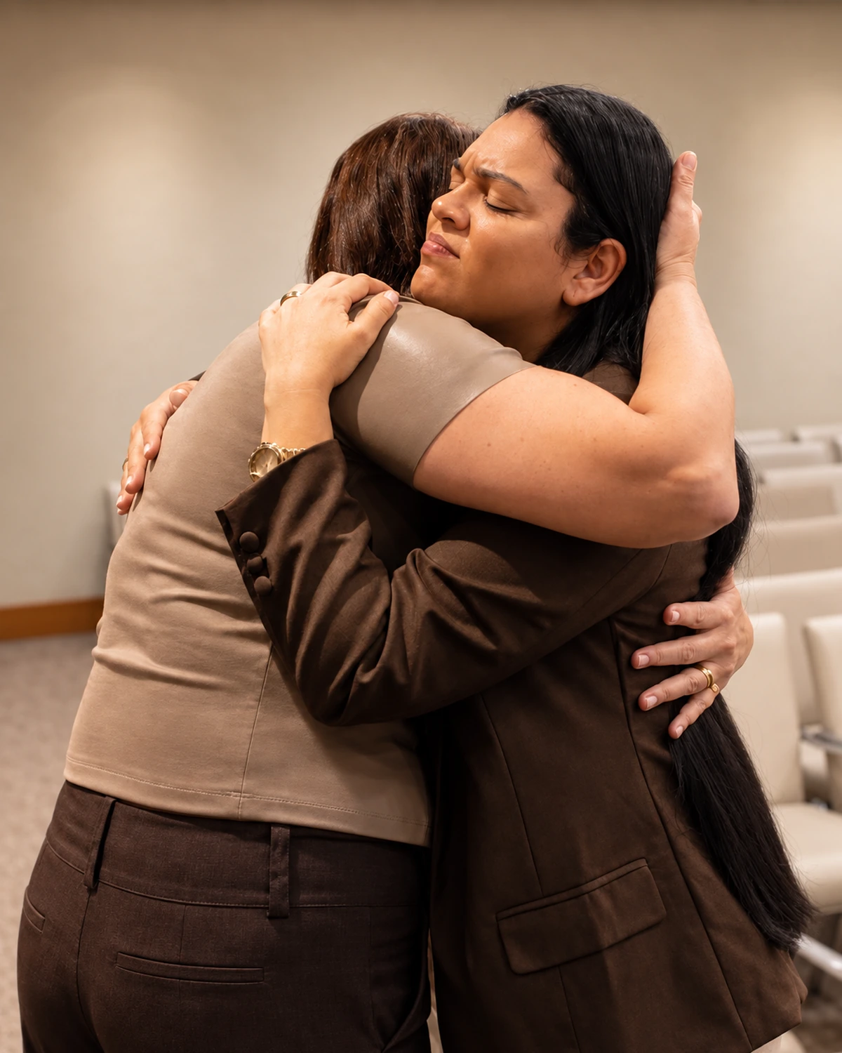 Duas mulheres se abraçando durante um encontro