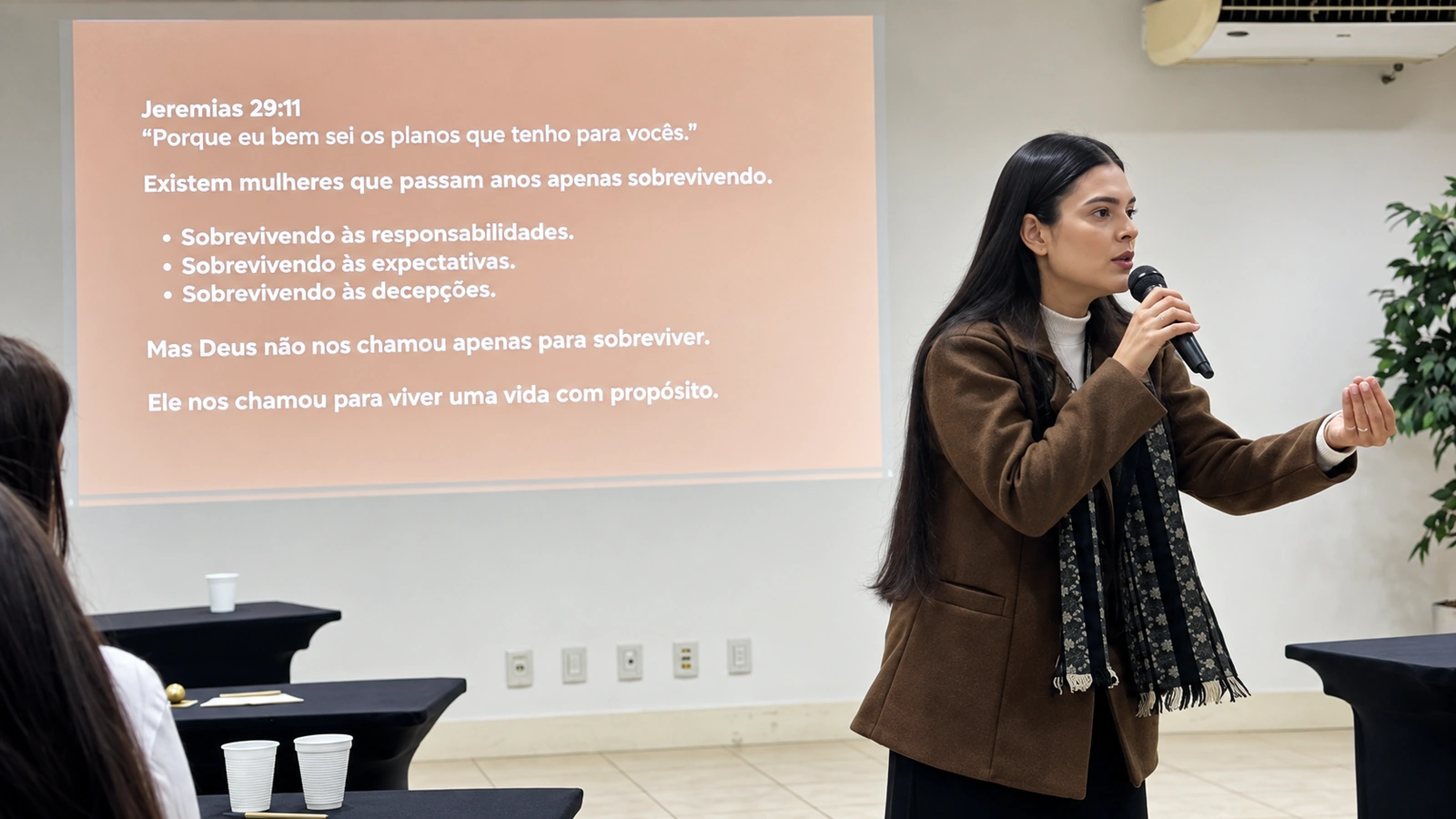 Amanda Duarte ensinando durante um encontro