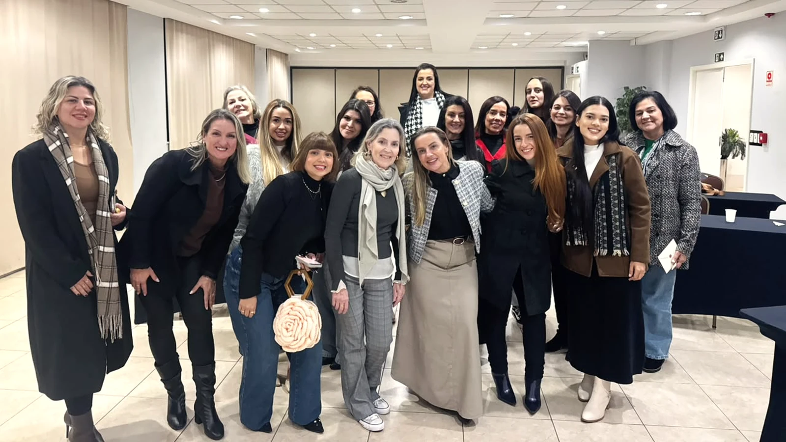 Grupo de mulheres da Jornada reunidas na entrada de uma casa